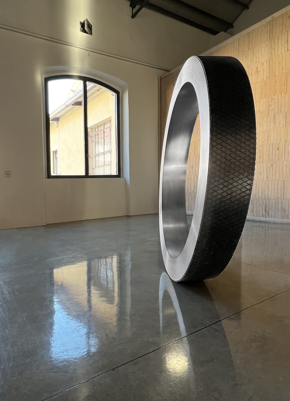 Umberto Cavenago, Ringway, 2015Alluminio, acciaio e gomma160 × 160 × 25 cm