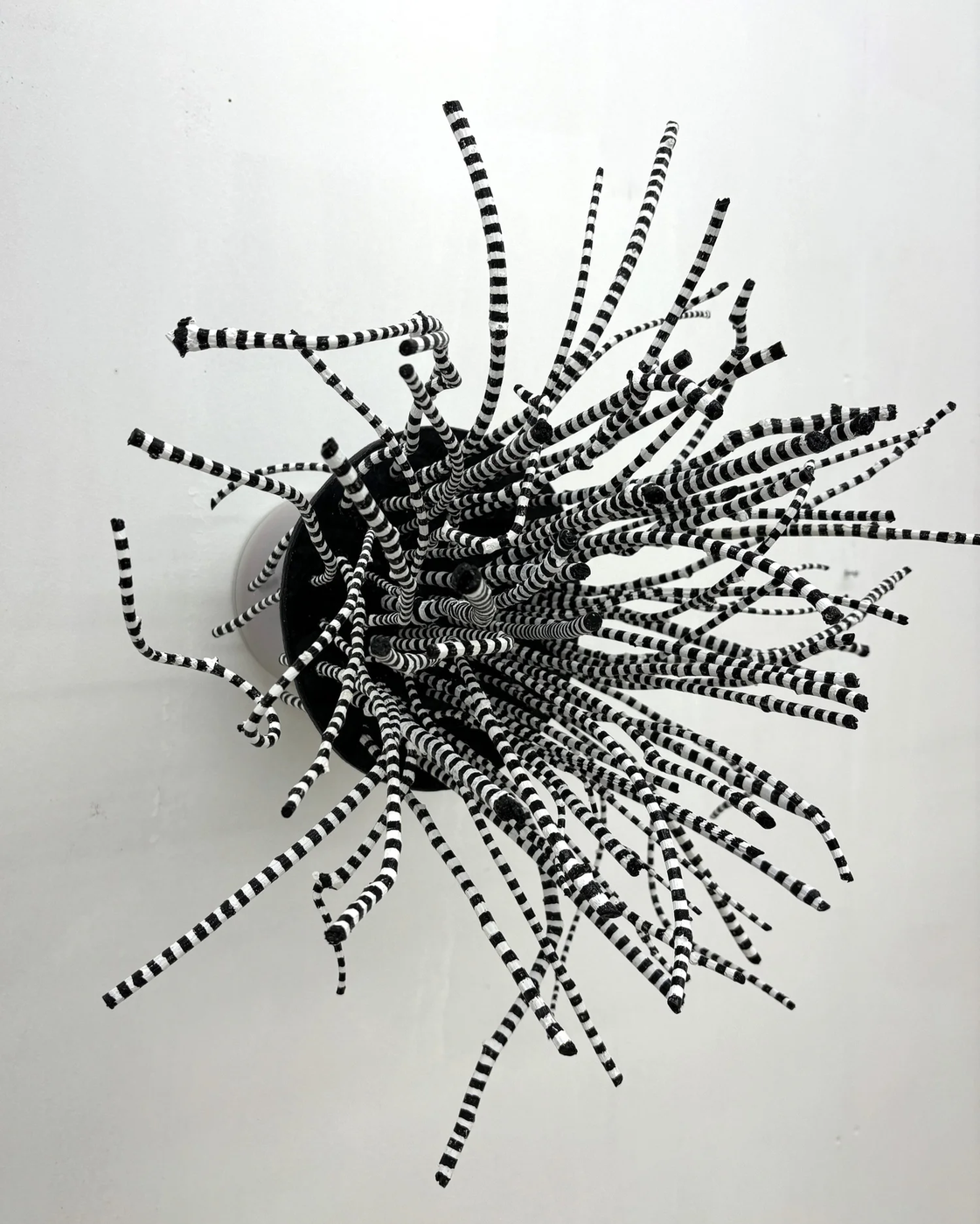 Nelly Frei, Keramik gebrannt, glasiert, Zweige, Acrylfarbe, Kunststoffrohr, Holz, 2023, 49 x 50 x 41 cm